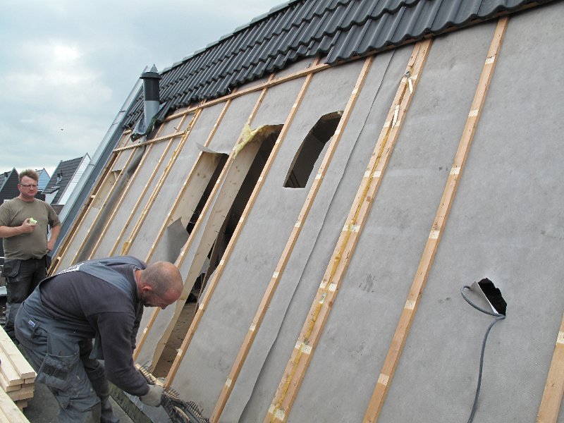 2009_05_18 1012 012.jpg - er wordt een gat in het dak wordt gemaakt
